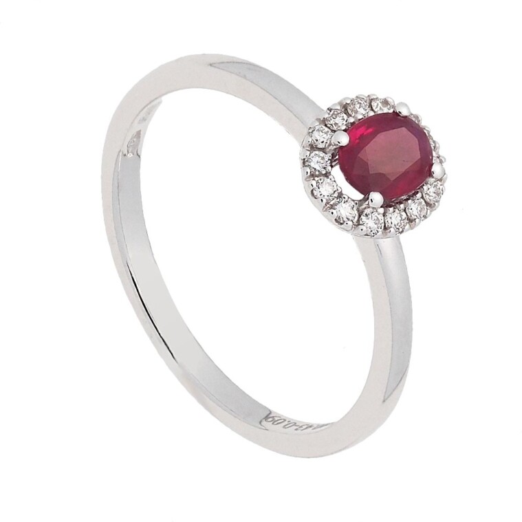 Anillo de oro blanco rubí oval central y diamantes en orla Anillo de oro blanco rubí oval central y diamantes en orla