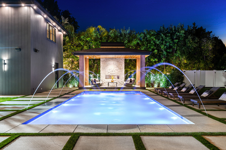 Piscinas de diseño: construcciones de lujo para disfrutar todo el año en España